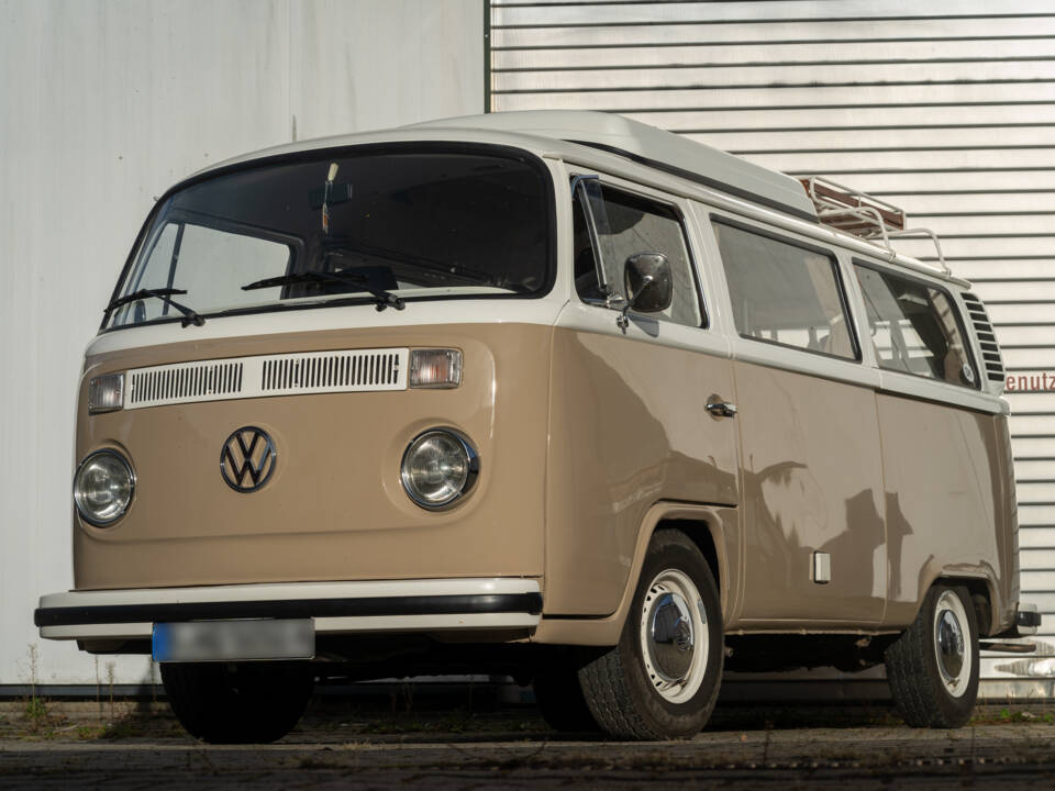 Immagine 2/10 di Volkswagen T2b minibus (1973)