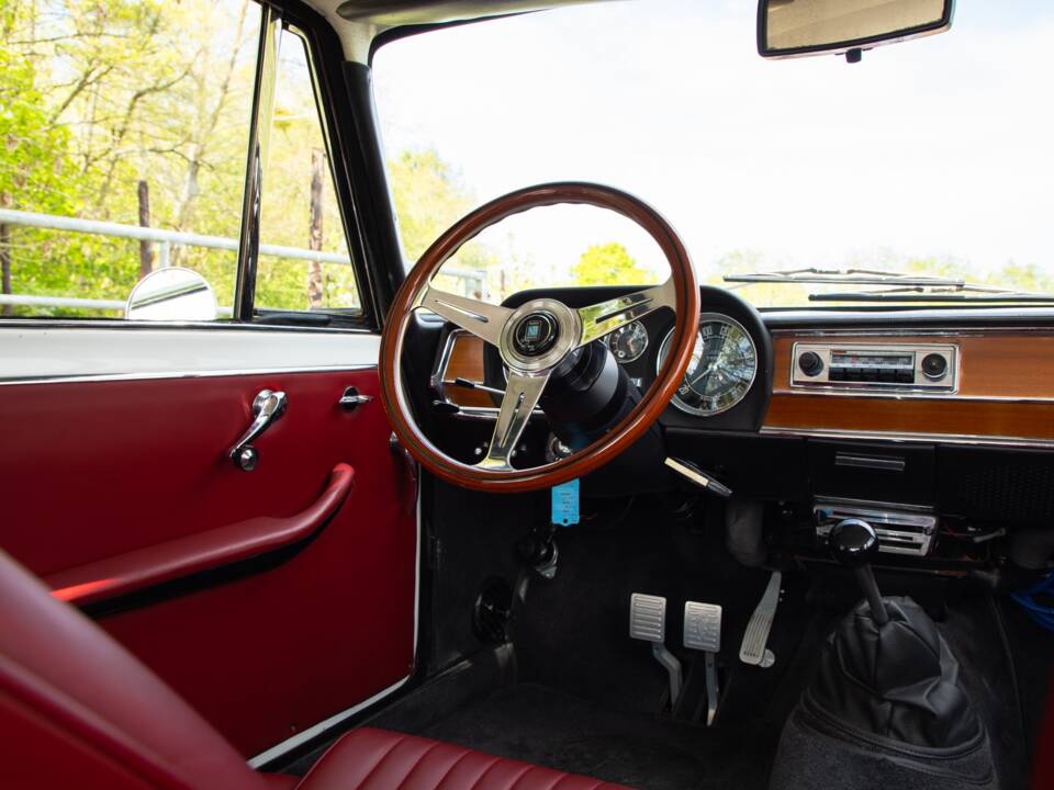 Image 35/50 de Alfa Romeo Giulia Nuova Super 1600 (1968)