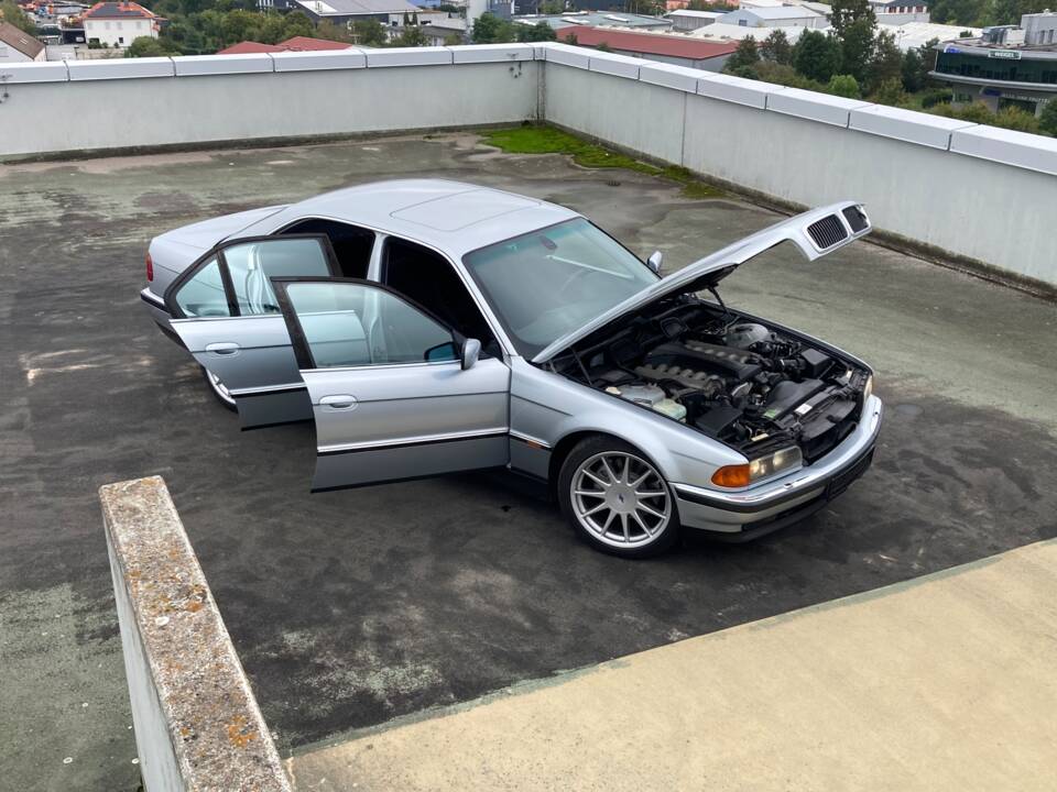 Image 3/9 of BMW 750i (1997)