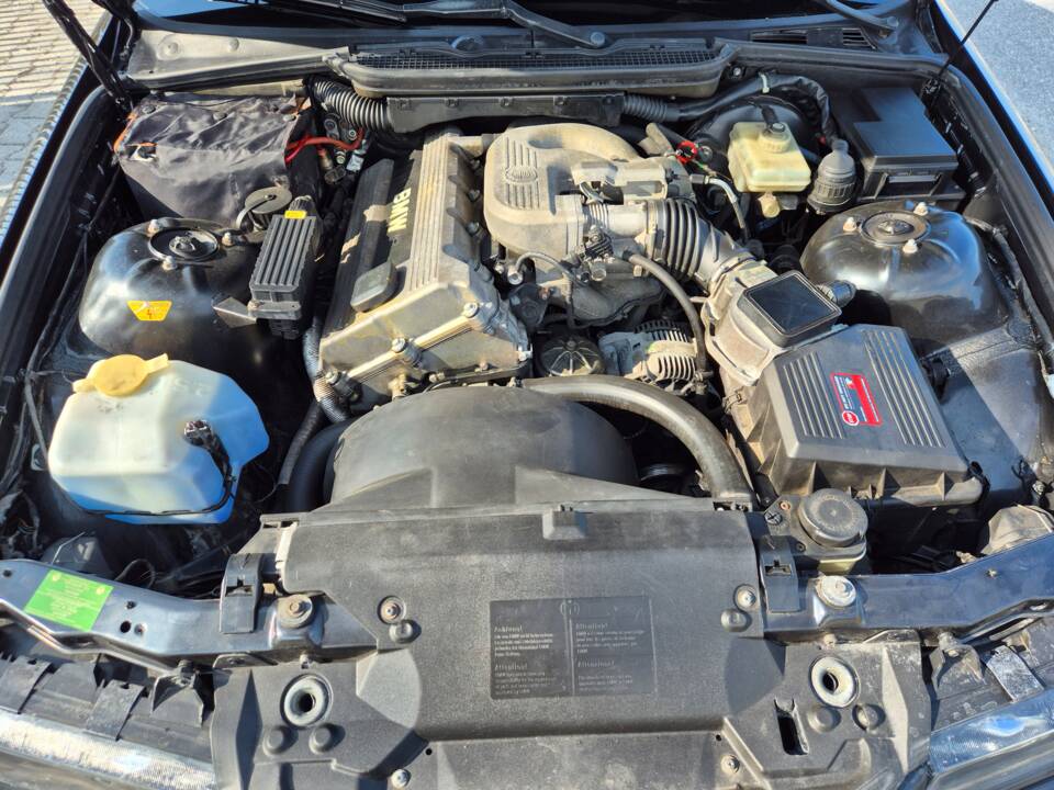 Image 41/49 of BMW 318is "Class II" (1994)