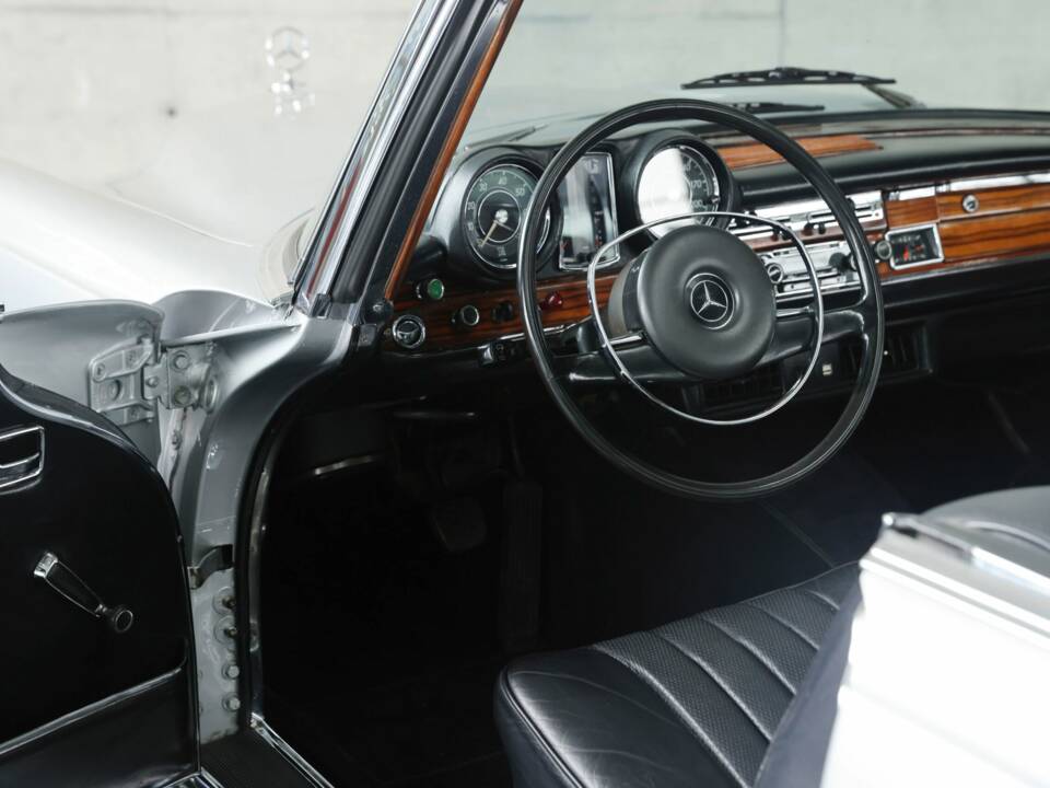 Image 21/48 of Mercedes-Benz 280 SE (1969)