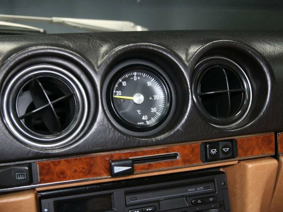 Image 16/50 de Mercedes-Benz 420 SL (1987)