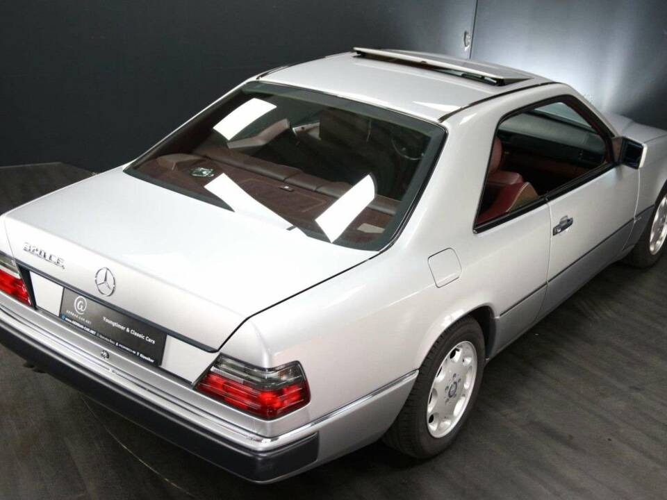 Image 6/30 of Mercedes-Benz 320 CE (1993)