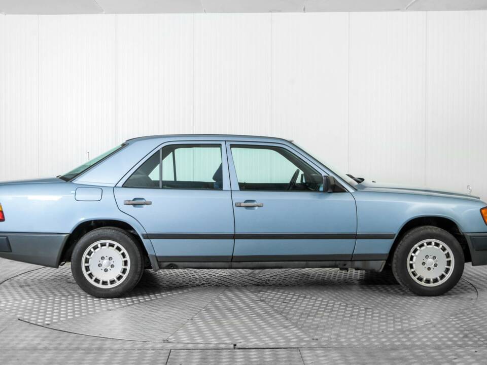 Bild 10/50 von Mercedes-Benz 230 E (1985)