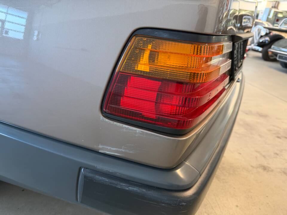 Afbeelding 36/36 van Mercedes-Benz 200 (1988)