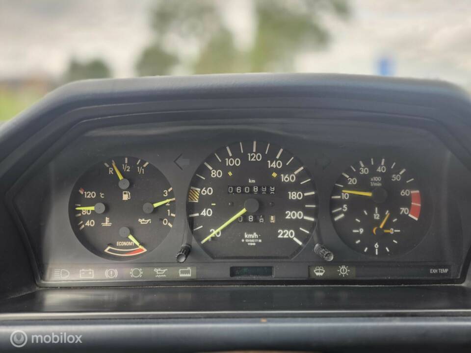 Afbeelding 23/42 van Mercedes-Benz 300 E (1986)