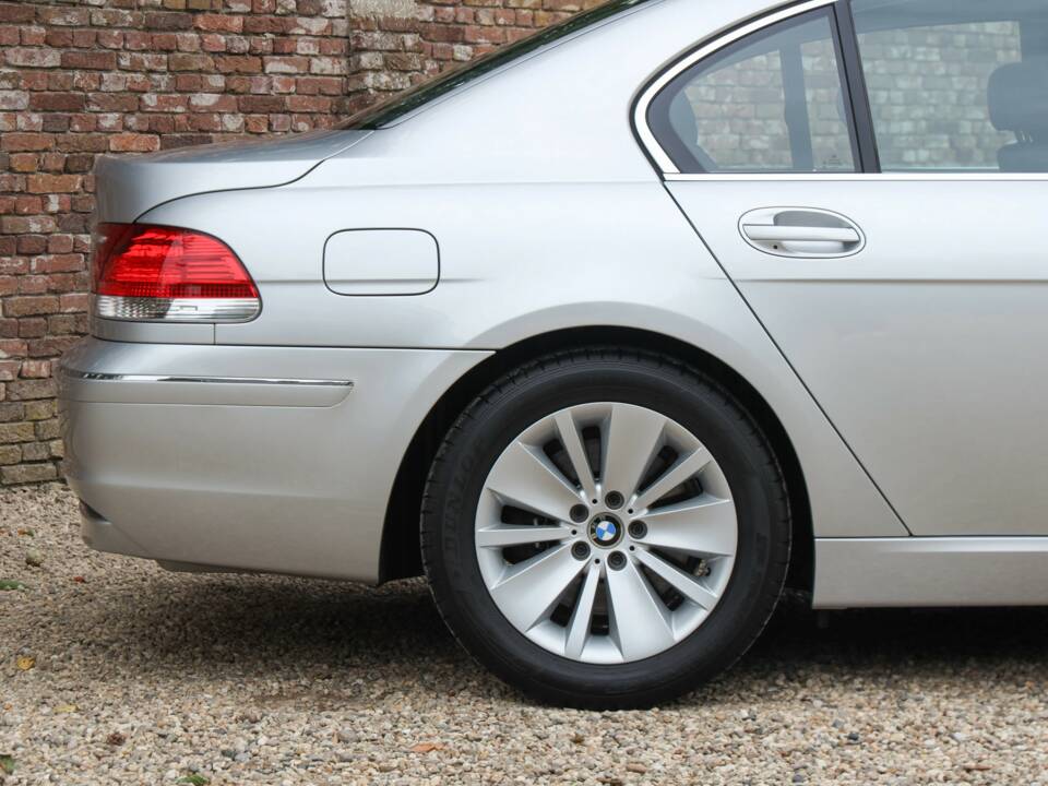 Immagine 38/50 di BMW 750i (2007)