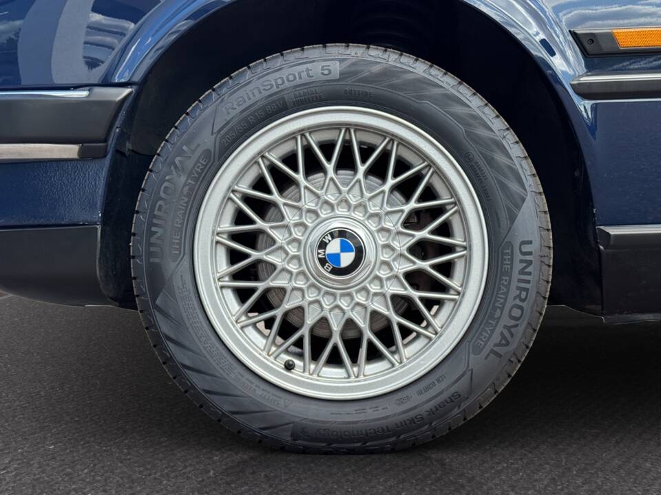 Image 17/27 of BMW 320i (1990)