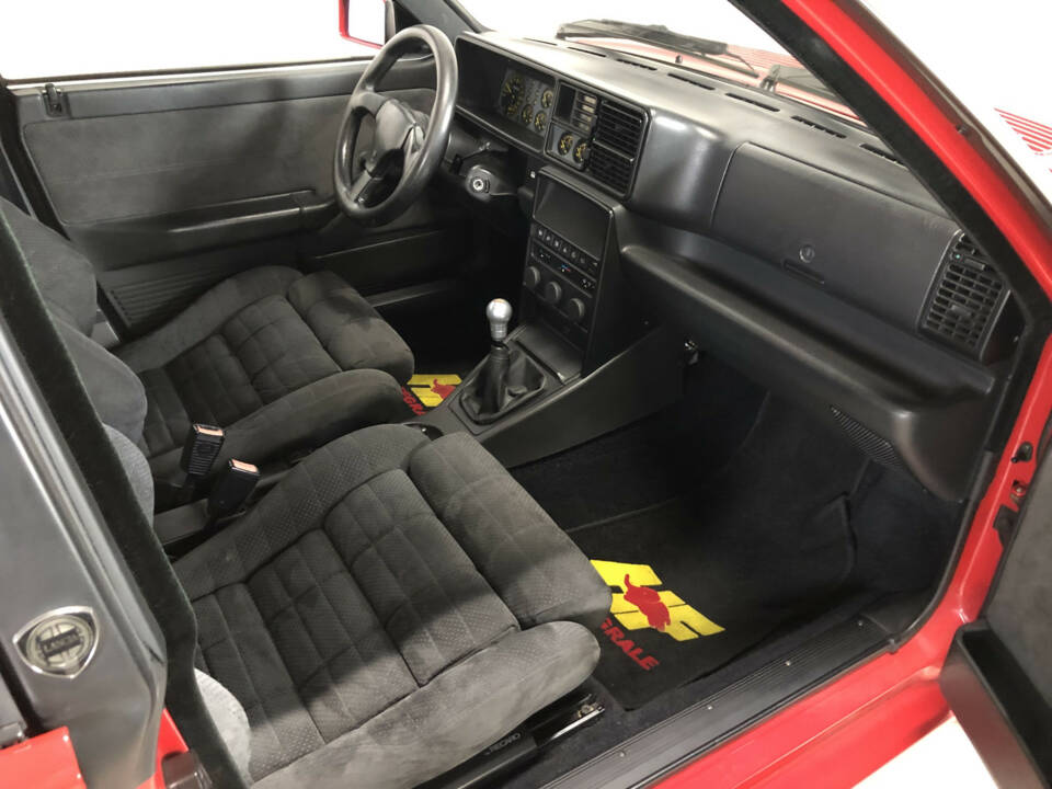 Image 3/33 of Lancia Delta HF Integrale Evoluzione I (1992)