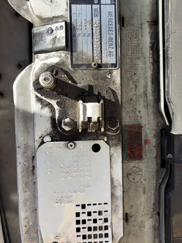 Immagine 33/33 di Mercedes-Benz 230 E (1992)