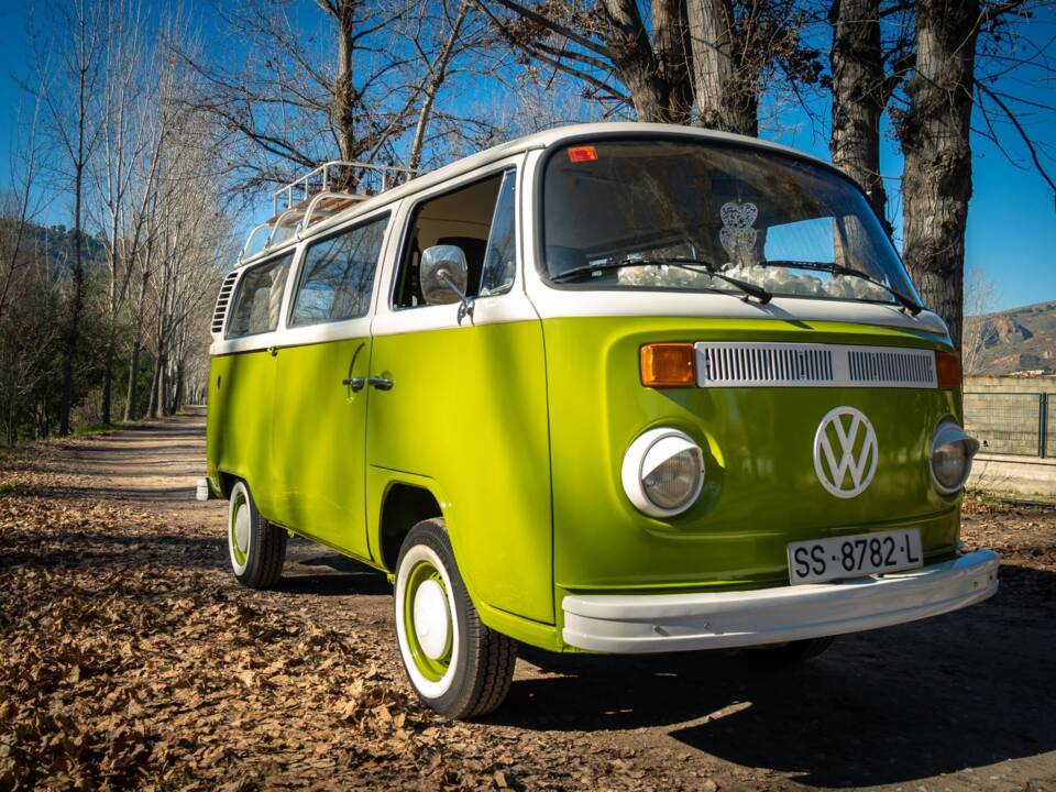 Image 3/6 of Volkswagen T2b Kombi (1979)