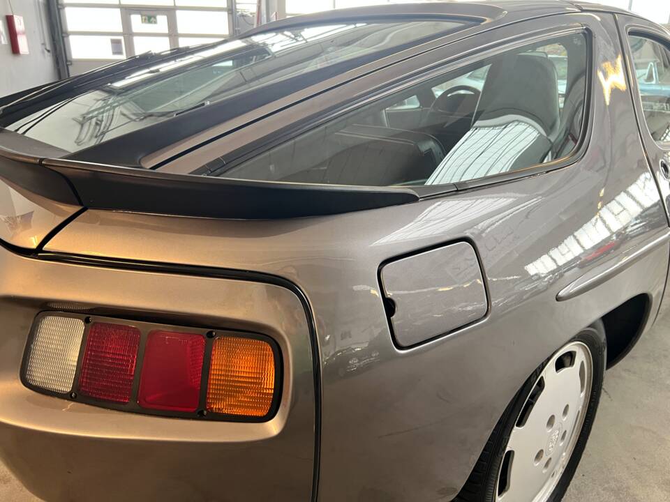 Afbeelding 41/59 van Porsche 928 S (1985)