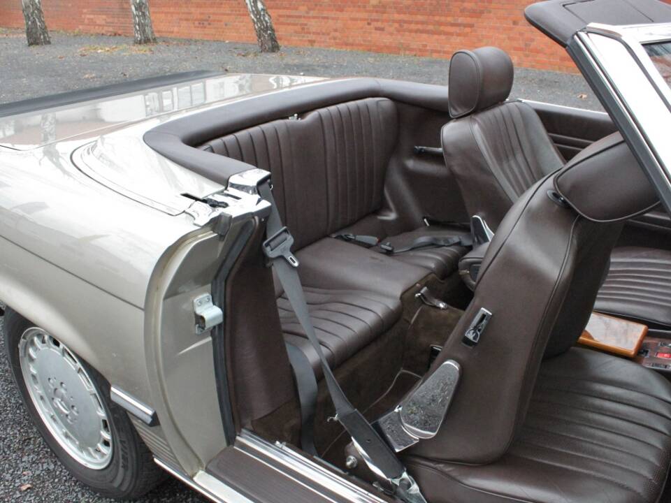 Image 16/29 of Mercedes-Benz 500 SL (1986)