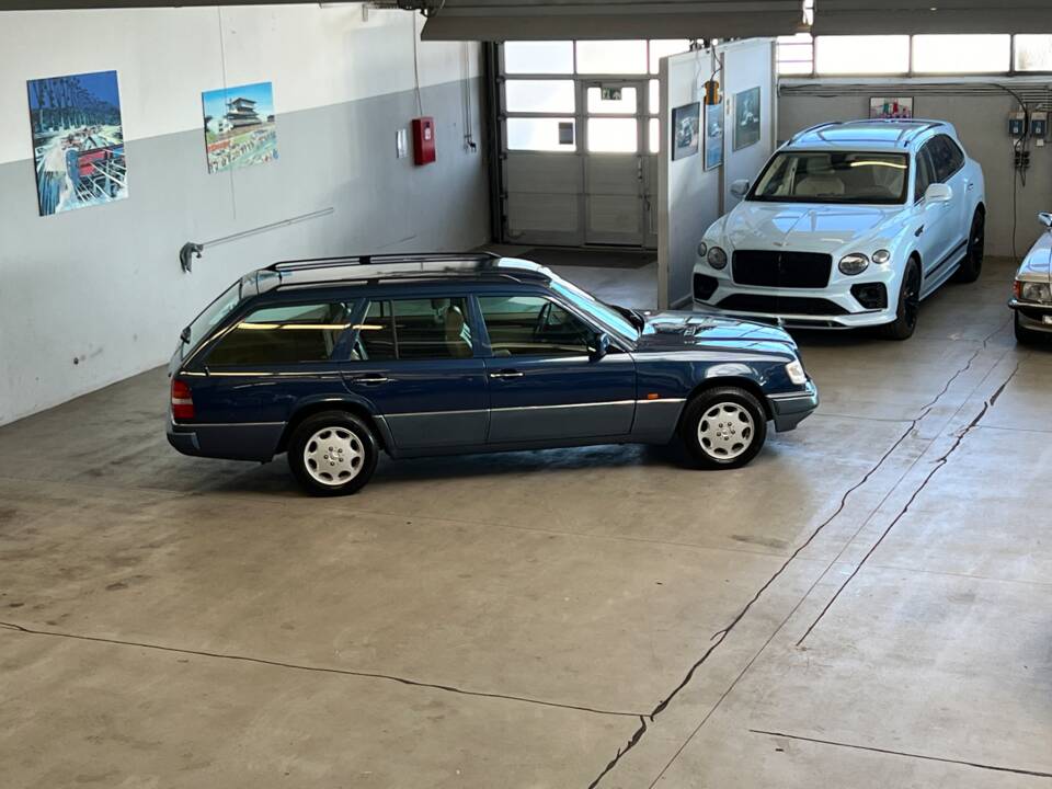 Bild 38/40 von Mercedes-Benz E 300 T 4MATIC (1994)