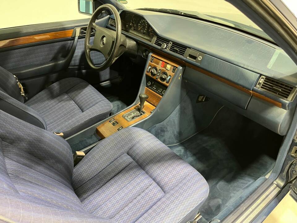 Image 9/23 of Mercedes-Benz 300 CE (1990)