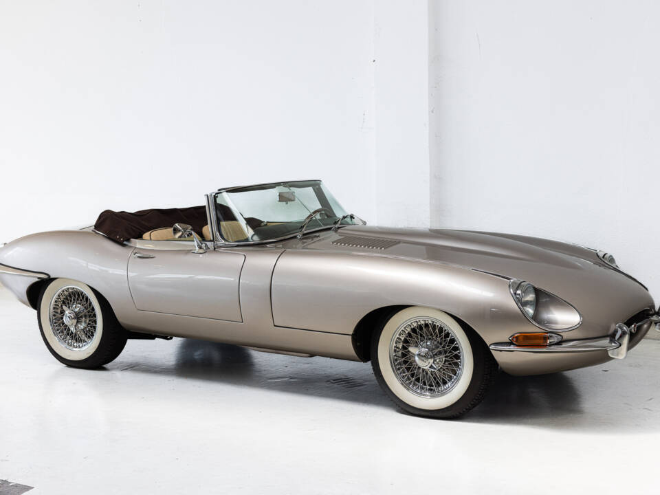 Image 2/35 de Jaguar E-Type (1968)