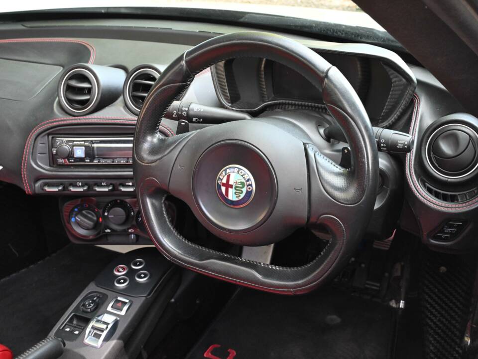 Image 36/50 of Alfa Romeo 4C Spider (2017)