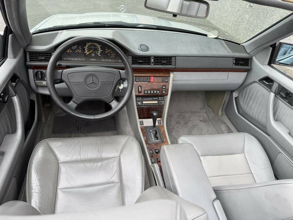 Bild 25/50 von Mercedes-Benz E 320 (1995)