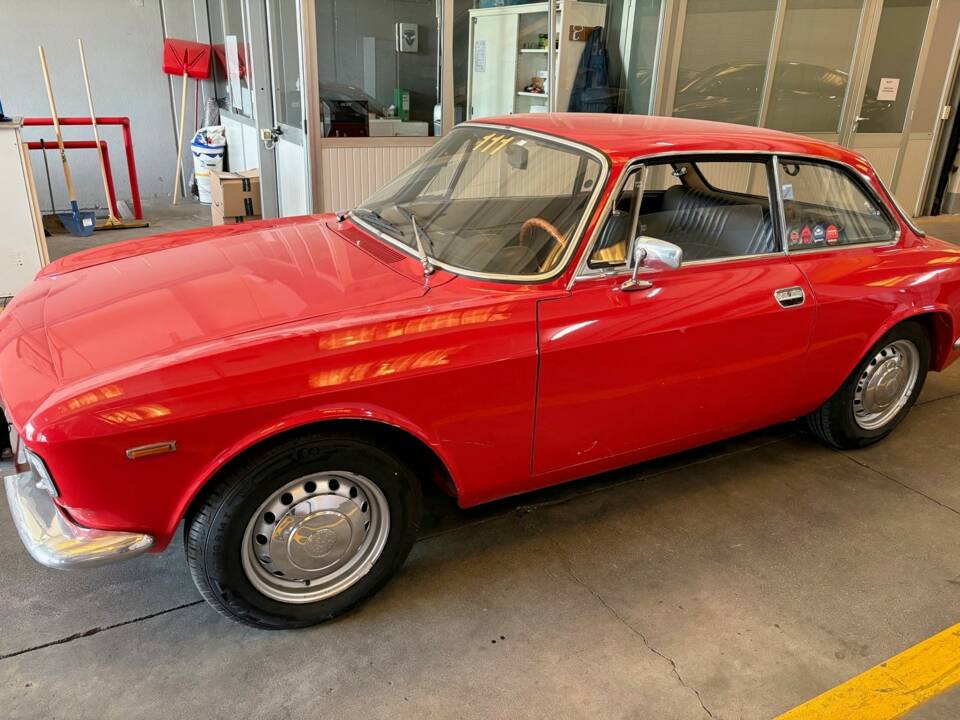 Image 2/10 of Alfa Romeo Giulia GT 1300 Junior (1970)