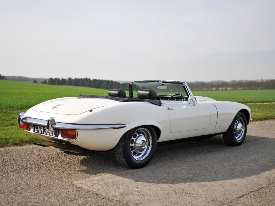 Image 2/39 of Jaguar E-Type V12 (1972)