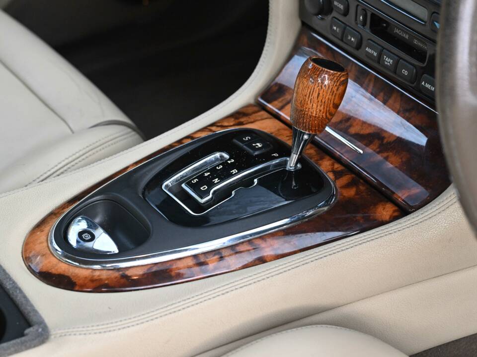 Image 29/50 of Jaguar XJ 8 4.2 (2006)