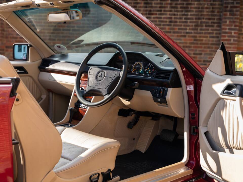 Bild 32/33 von Mercedes-Benz E 220 (1994)