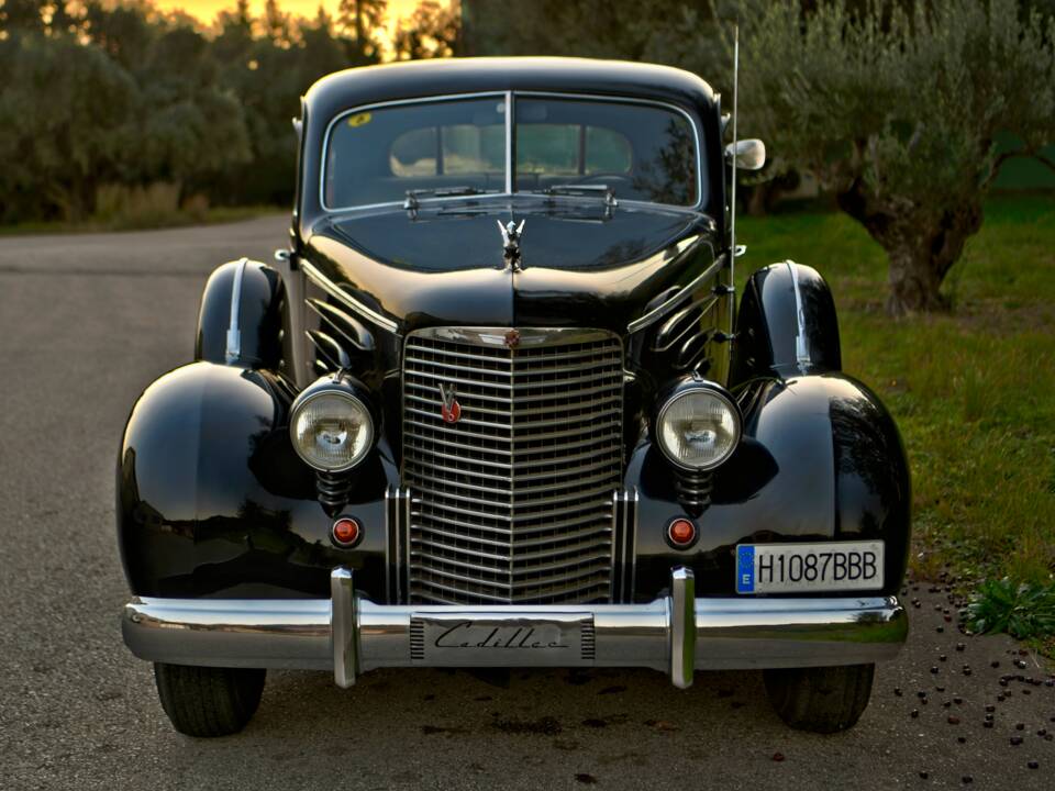 Image 2/48 of Cadillac V-16 (1938)