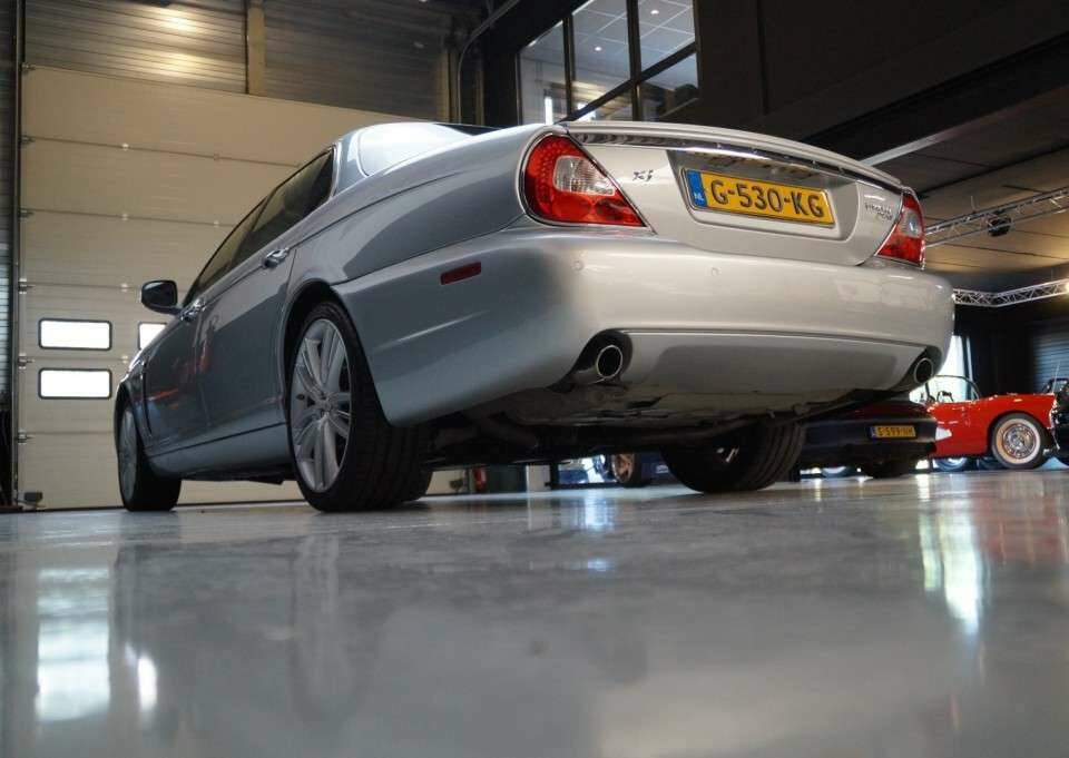 Image 33/50 of Jaguar XJ 8 4.2 (2007)