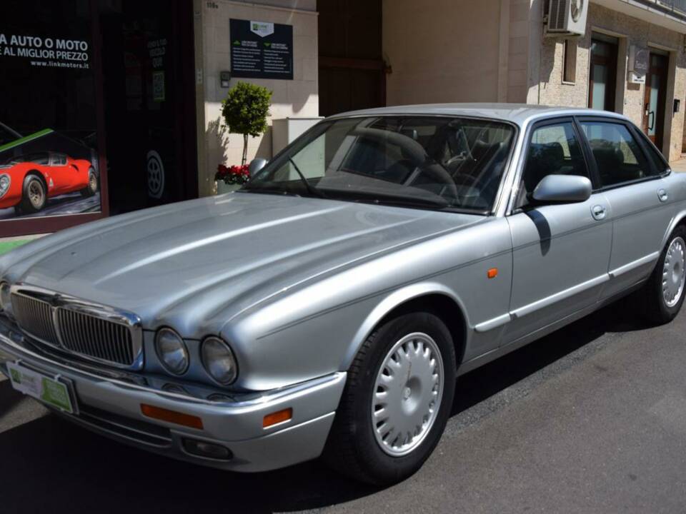 Image 1/33 of Jaguar XJ6 3.2 Executive (1995)