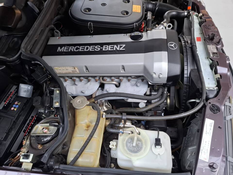 Image 24/42 of Mercedes-Benz 300 CE-24 (1993)