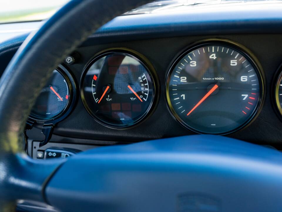 Image 30/52 of Porsche 911 Carrera 4 (1997)