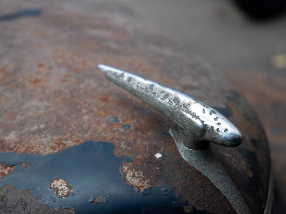 Image 106/134 of Ford V8 (1937)