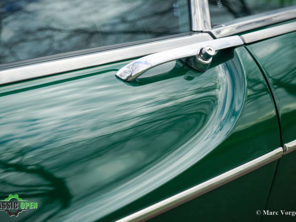 Image 22/34 of Volvo 1800 ES (1972)