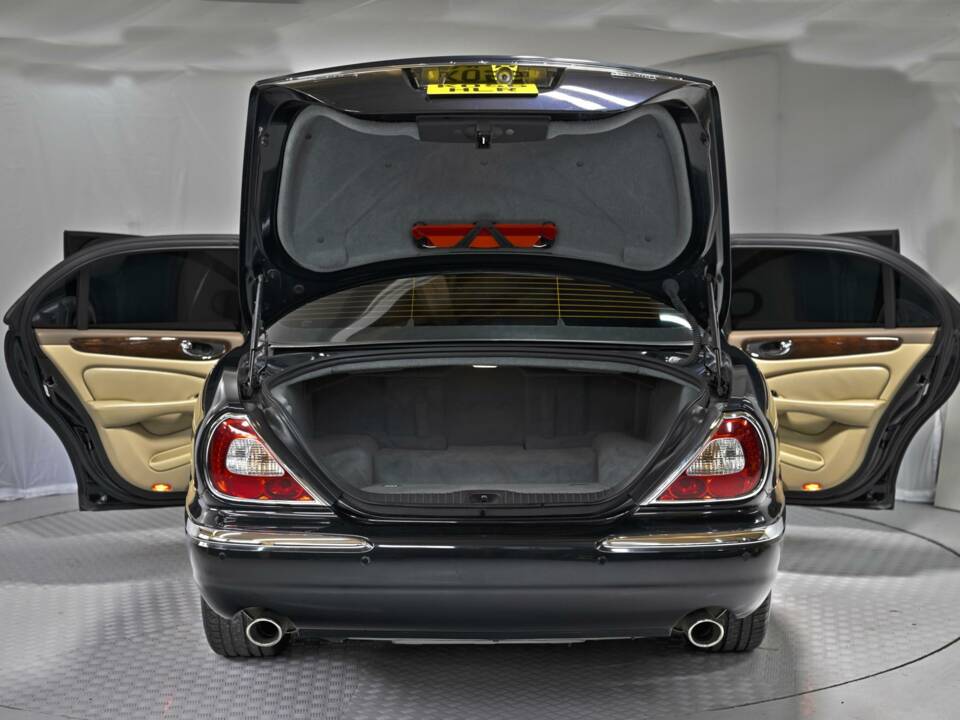 Image 21/50 of Jaguar XJ 8 4.2 (2006)