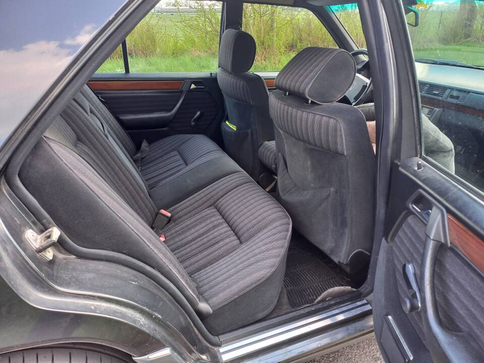 Bild 8/9 von Mercedes-Benz 300 D Turbo (1991)