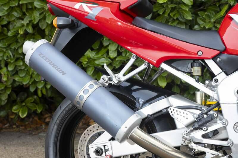 Image 6/33 of Yamaha YZF-R1 (2001)