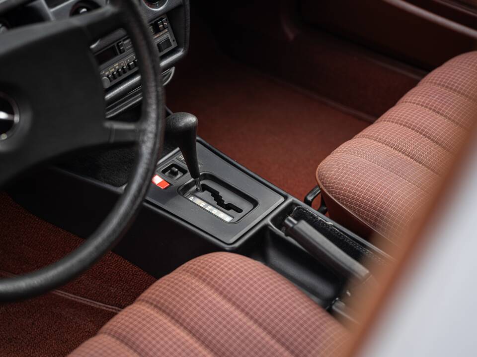 Bild 37/62 von Mercedes-Benz 190 E (1983)
