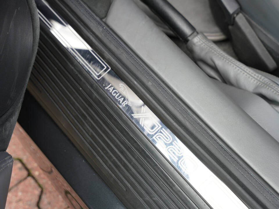 Image 46/50 of Jaguar XJ 220 (1993)