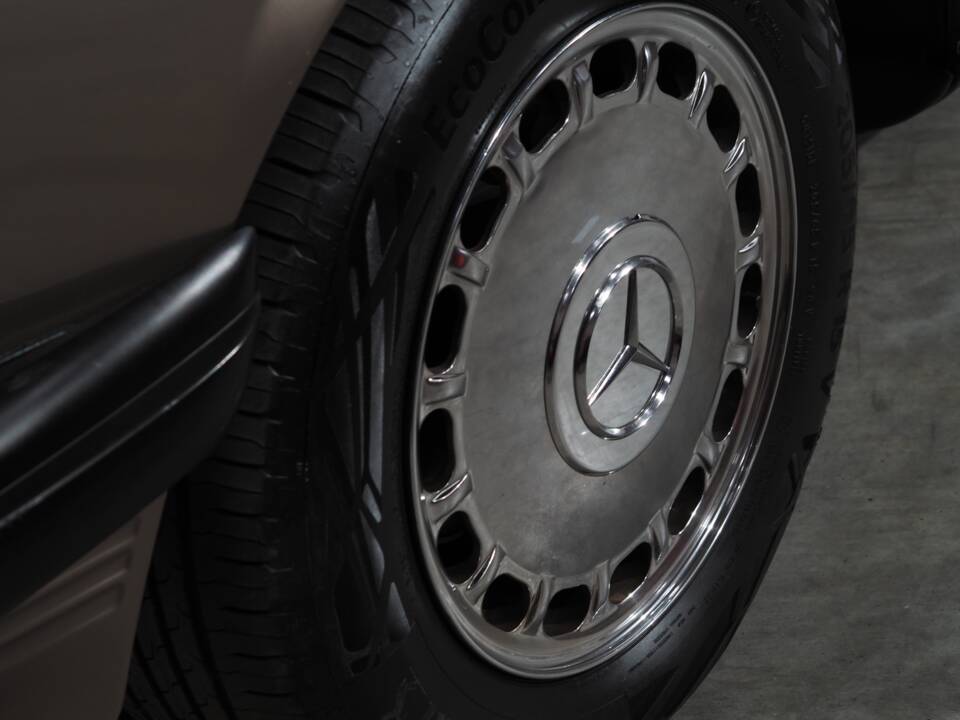 Image 12/50 of Mercedes-Benz 560 SL (1988)