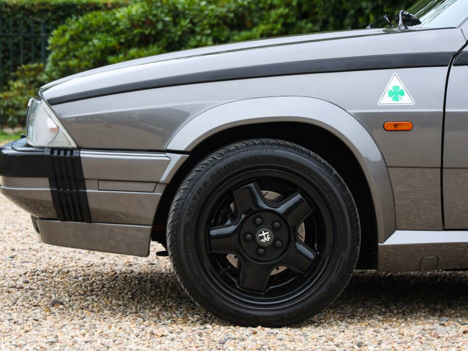 Image 13/50 of Alfa Romeo 75 3.0 V6 QV (1988)