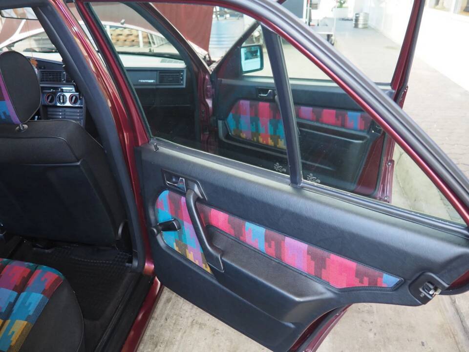 Image 83/137 of Mercedes-Benz 190 E 1.8 Avantgarde &quot;Rosso&quot; (1992)