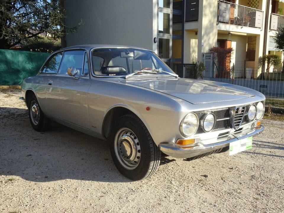 Image 22/50 de Alfa Romeo 1750 GT Veloce (1971)