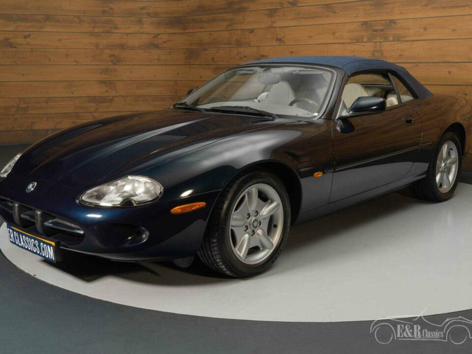 Image 7/19 of Jaguar XK8 4.0 (1997)