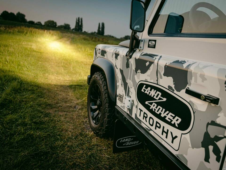 Bild 38/42 von Land Rover Defender Works V8 Trophy (2012)