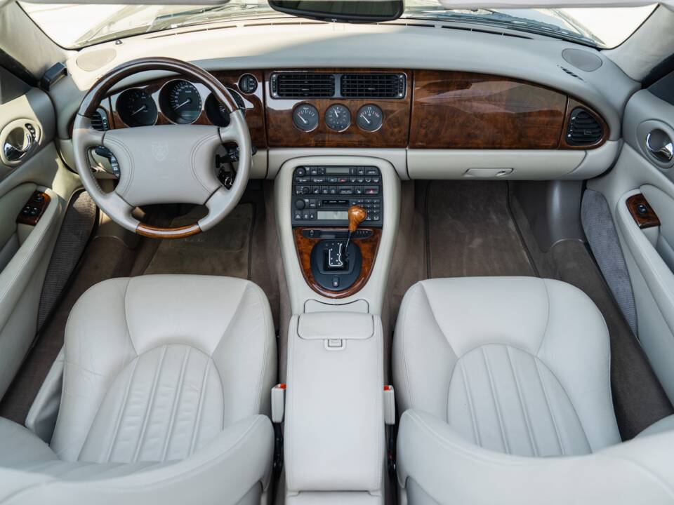 Image 31/91 de Jaguar XK8 4.0 (2000)