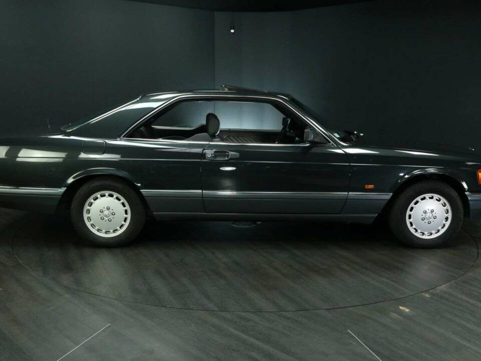 Immagine 7/50 di Mercedes-Benz 560 SEC (1990)