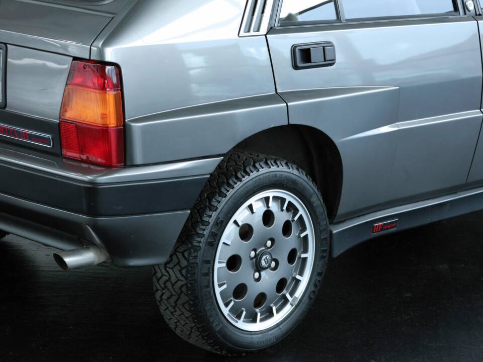 Image 16/50 of Lancia Delta HF Integrale (1988)