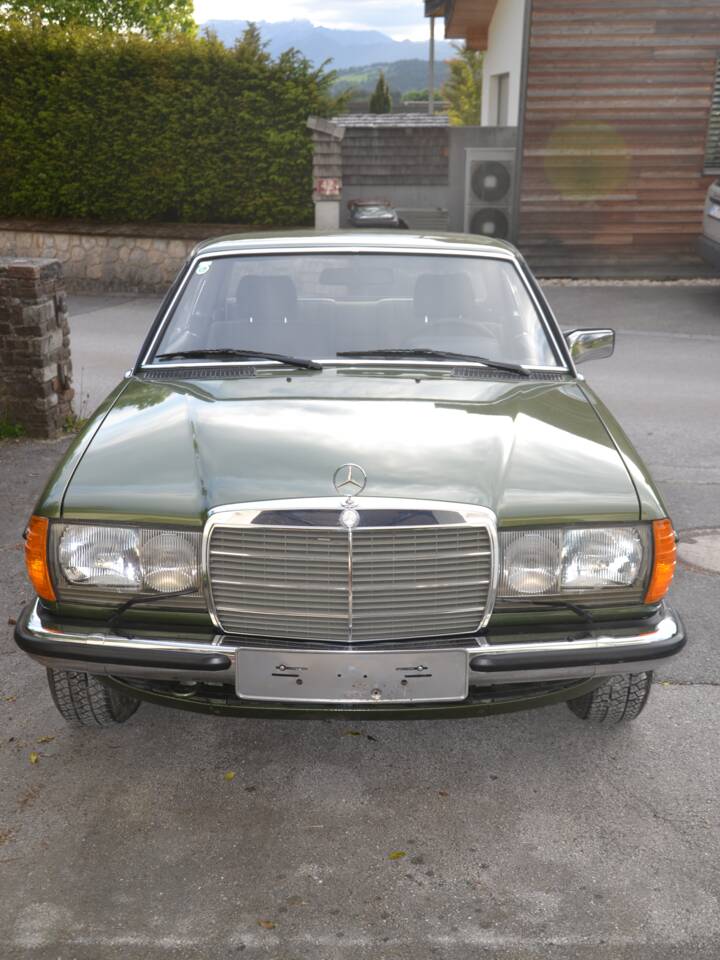 Bild 1/11 von Mercedes-Benz 230 CE (1983)