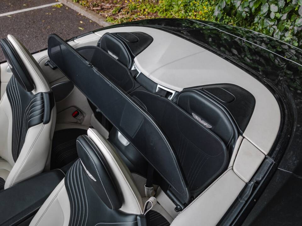 Image 20/39 of Aston Martin DB 11 Volante (2018)
