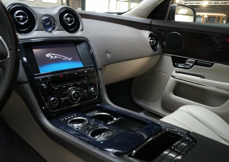 Image 8/32 of Jaguar XJ 5.0 (2011)